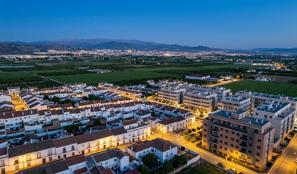 Vista paisajística de los núcleos urbanos de Las Gabias y su entorno natural en la Vega de Granada